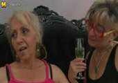 Drie dronken oude dames neuken elkaars kut met hun tong
