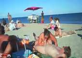 Pijpen en aftrekken op het naakt strand