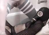 Kinky lesbische plassex met gasmasker op