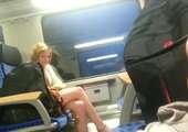 Voyeur probeert in de trein zijn slappe lul stijf te trekken