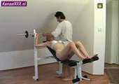Nymfo naar haar training in lingerie