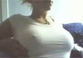 Ondeugend tiener laat via webcam haar grote borsten zien