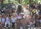 Amateur sletten gaan erg ver in miss wet t-shirt contest