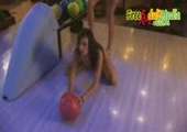 Geile meisjes doen naakt bowlen