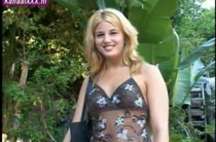 Zijn grote lul geniet van haar kleine mondje strakke kutje en kontje